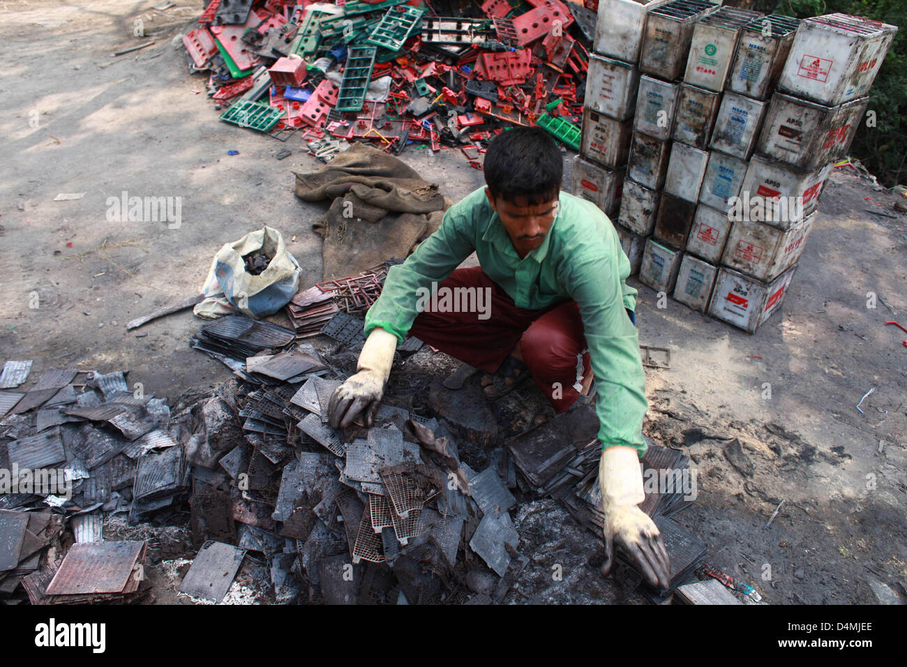 En Bangladesh la gente deseche las pilas al aire libre, estos son perjudiciales para el medio ambiente y las personas. Para los seres humanos, tanto el plomo y el cadmio puede ser tomada únicamente por ingestión o inhalación. Otro mercurio metales nocivos pueden incluso ser absorbidos a través de la piel. Foto de stock