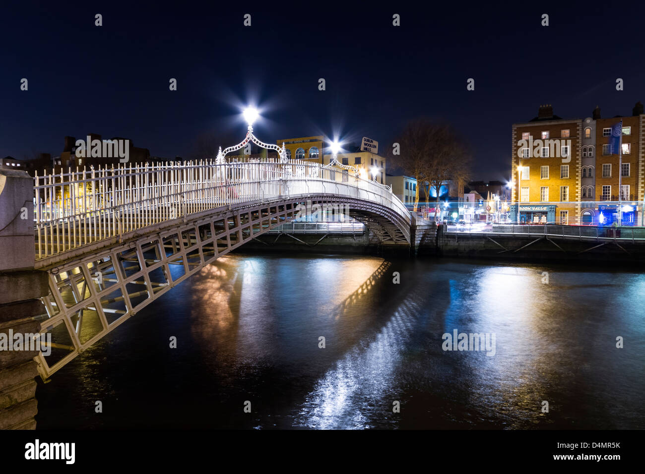 Ha'Penny Bridge sobre el río Liffey, en Dublín, Irlanda Foto de stock