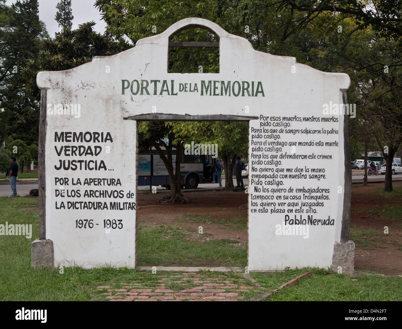 Arco en memoria de los desaparecidos durante la dictadura militar, con las palabras del poeta Pablo Neruda. Salta, Argentina Foto de stock