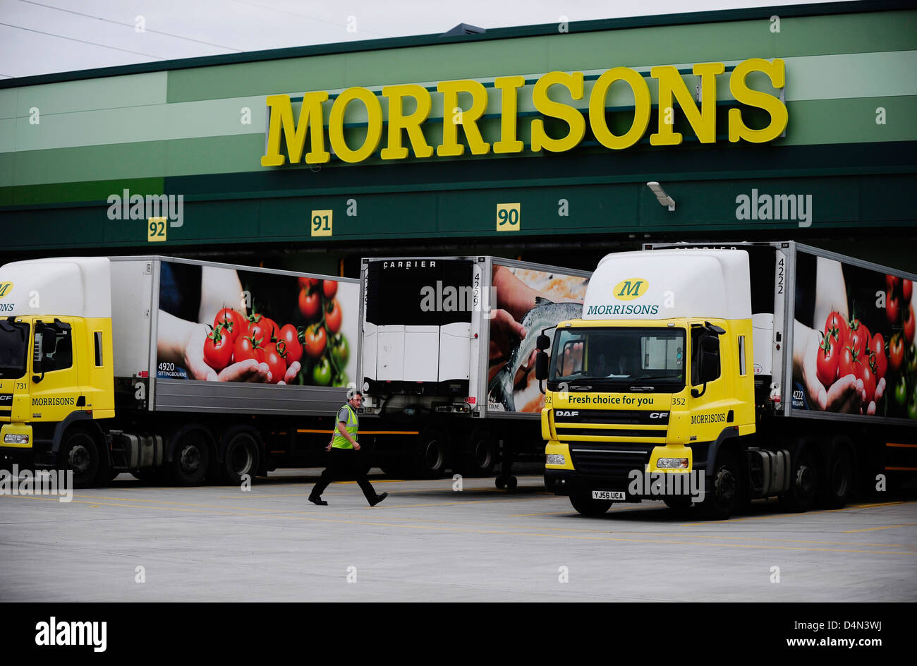 Tienda supermercado Morrison, con camiones de entrega Foto de stock