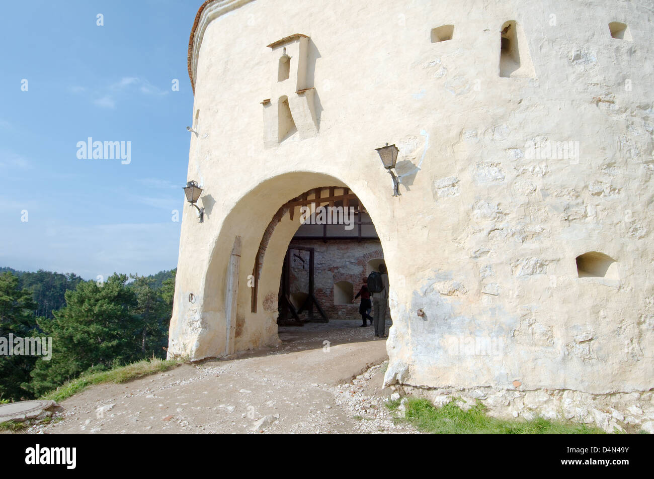 La puerta principal de la ciudadela de Rasnov, Brasov, Rumania, Europa Foto de stock
