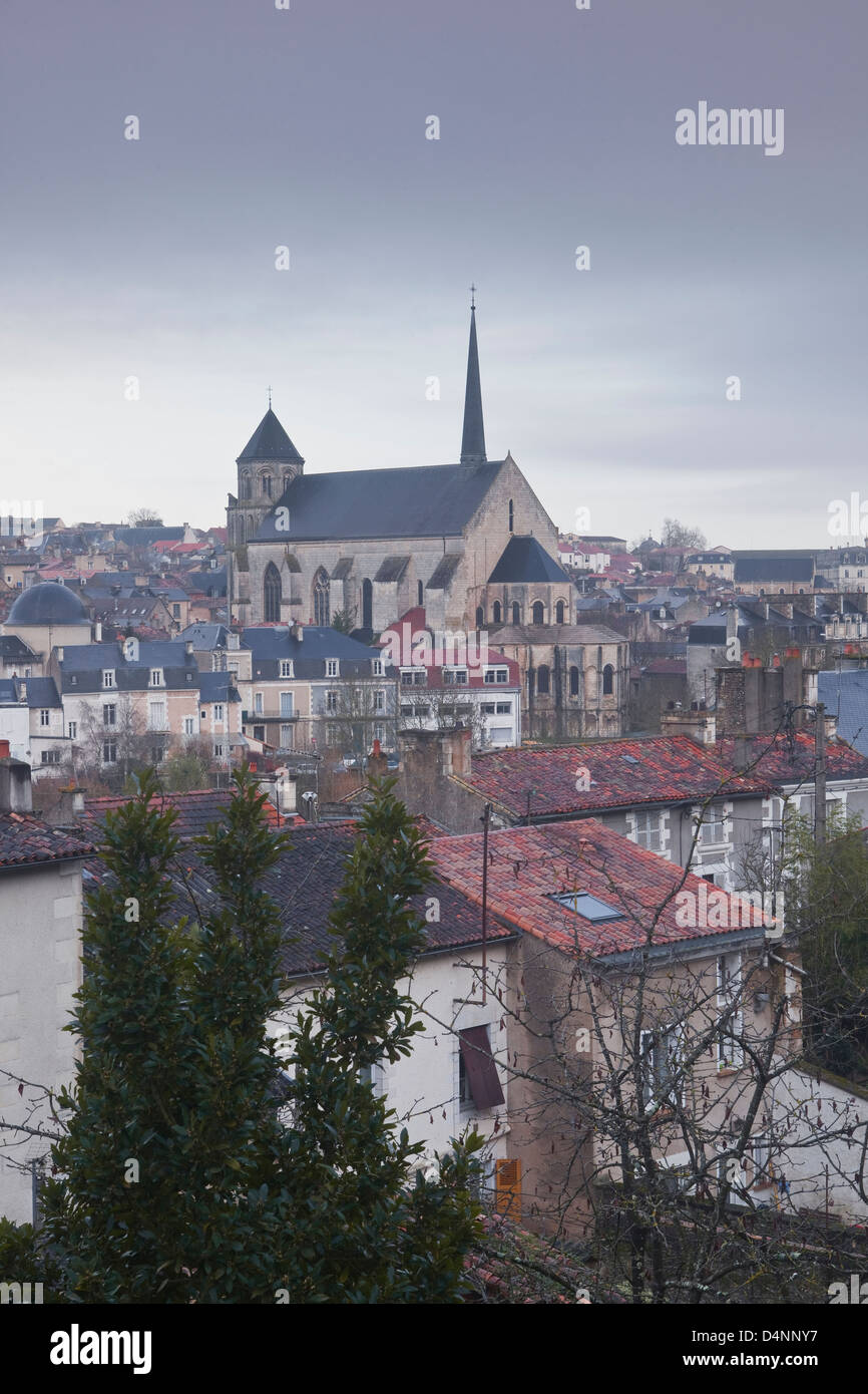 Con vistas a la ciudad francesa de Poitiers. Foto de stock
