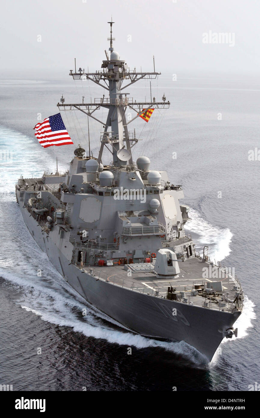 La Marina de los Estados Unidos de misiles guiados destructor USS Jason Dunham funcionando 14 de marzo de 2013 en el Mar de Arabia, en apoyo de la guerra afgana. Foto de stock