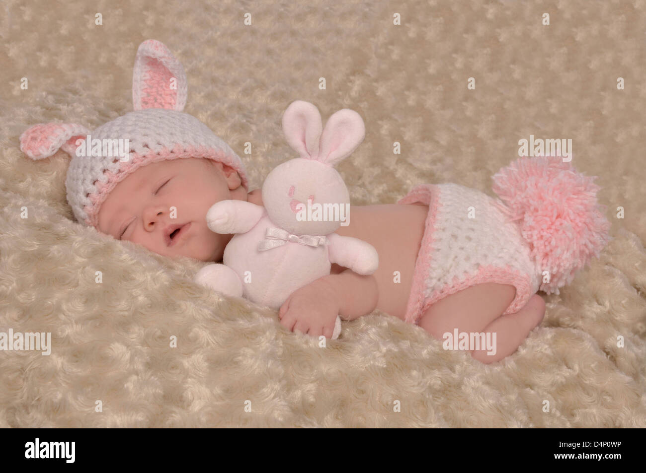 Lindo Recién Nacido Durmiendo En Una Manta. Bebé Recién Nacido Con Sombrero  De Conejo Con Orejas. Bebé Con Traje De Conejito De Punto. Nacimiento Y  Cuidado Del Niño. Ropa De Lana Caliente