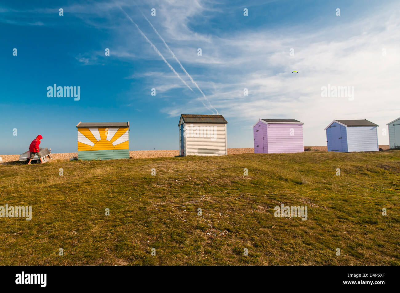 Coloridas casetas de playa en la playa de East Sussex Foto de stock