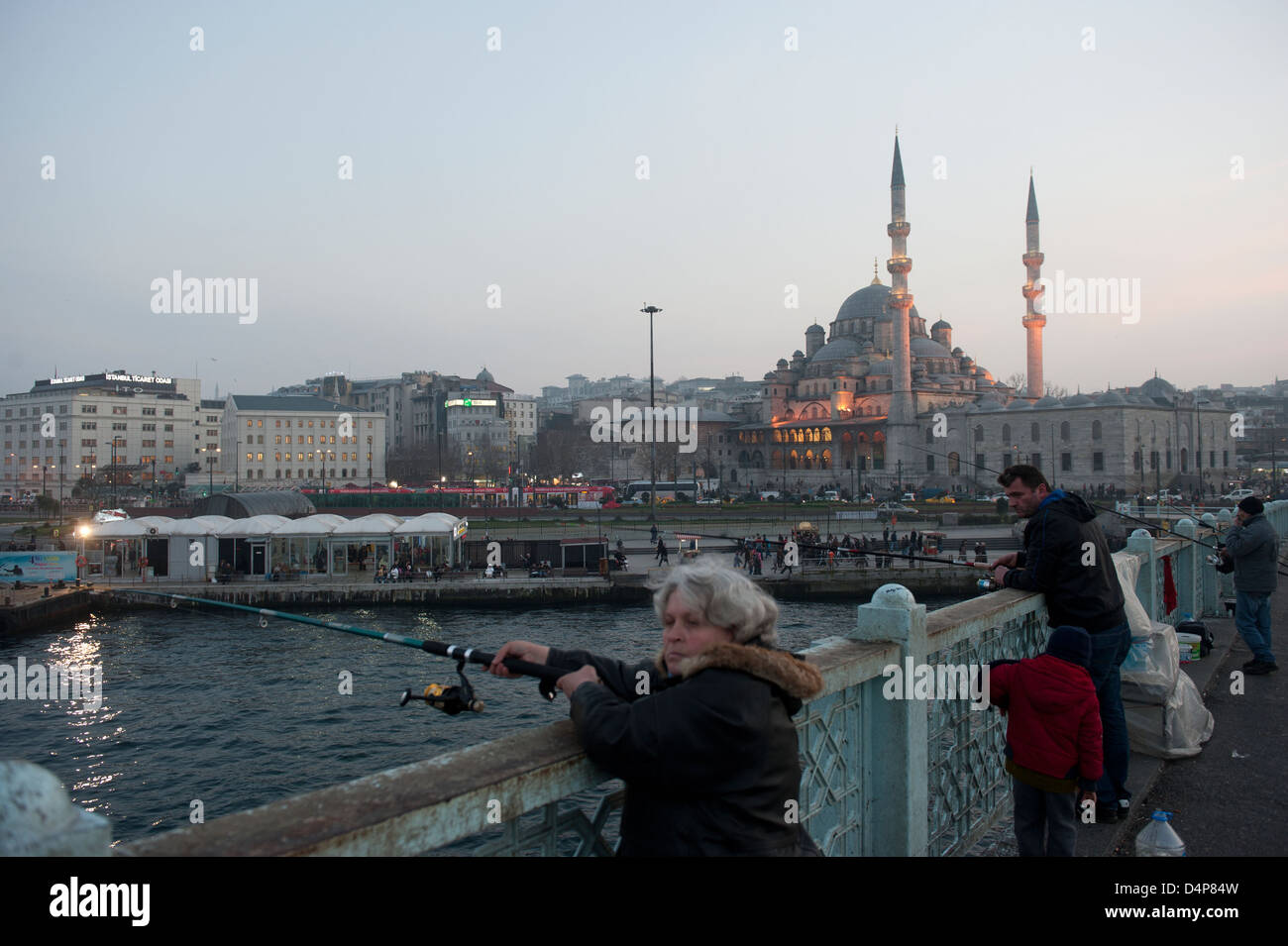 Estambul, Turquía, los lugareños la pesca en el puente de Galata sobre el Cuerno de Oro Foto de stock