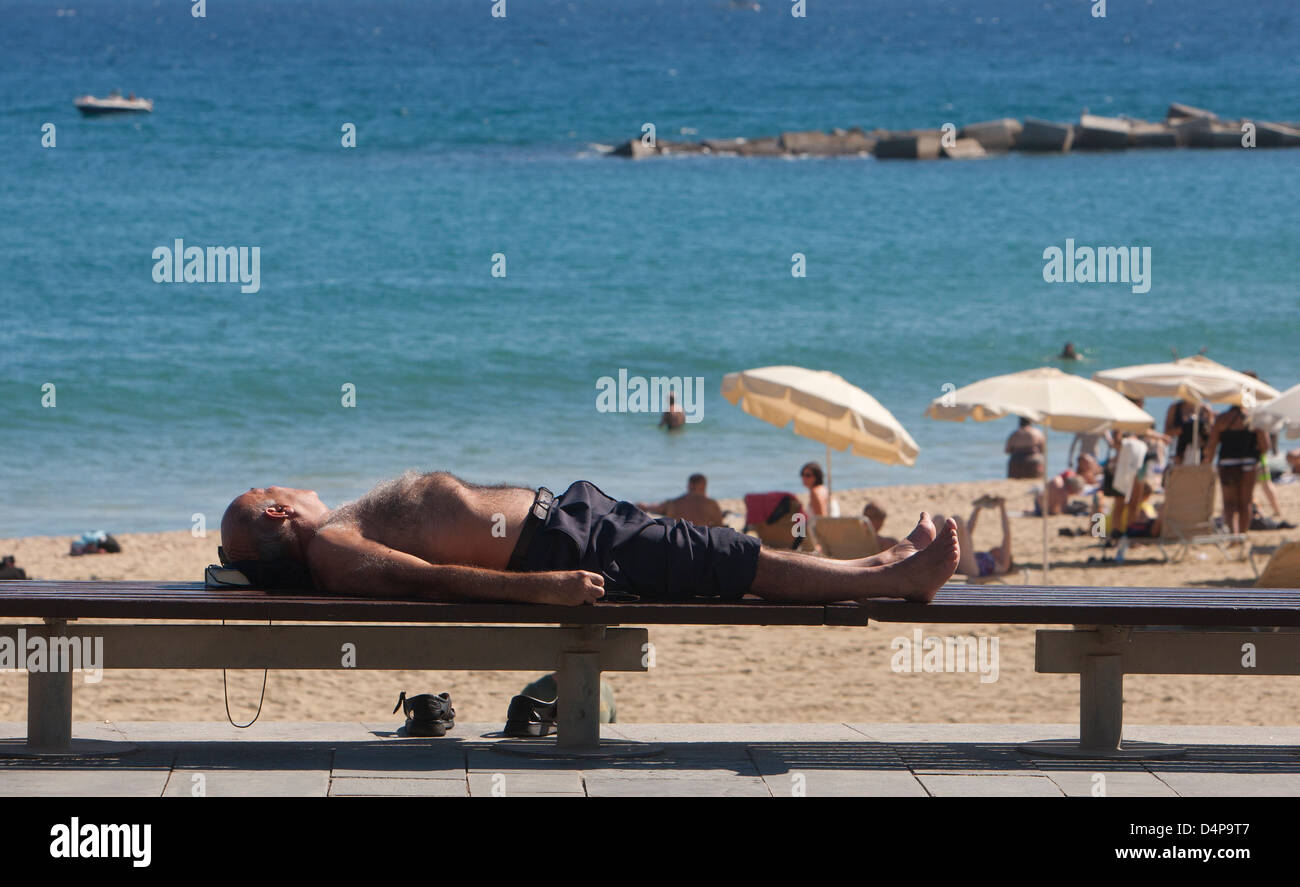 Barcelona, España, los turistas en la playa de La Barceloneta Foto de stock