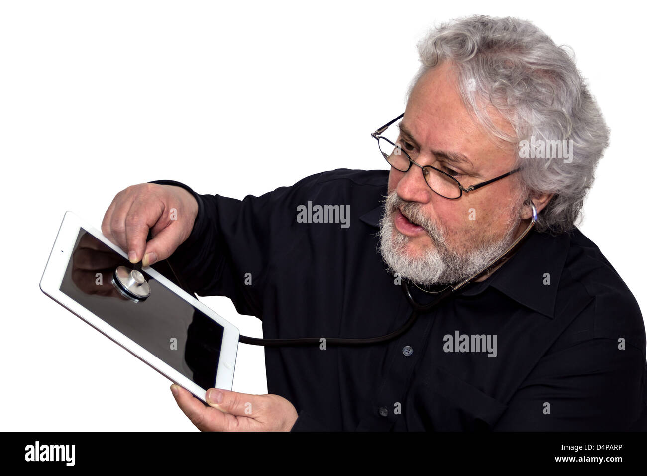 Un anciano está haciendo un diagnóstico en un tablet pc. Foto de stock