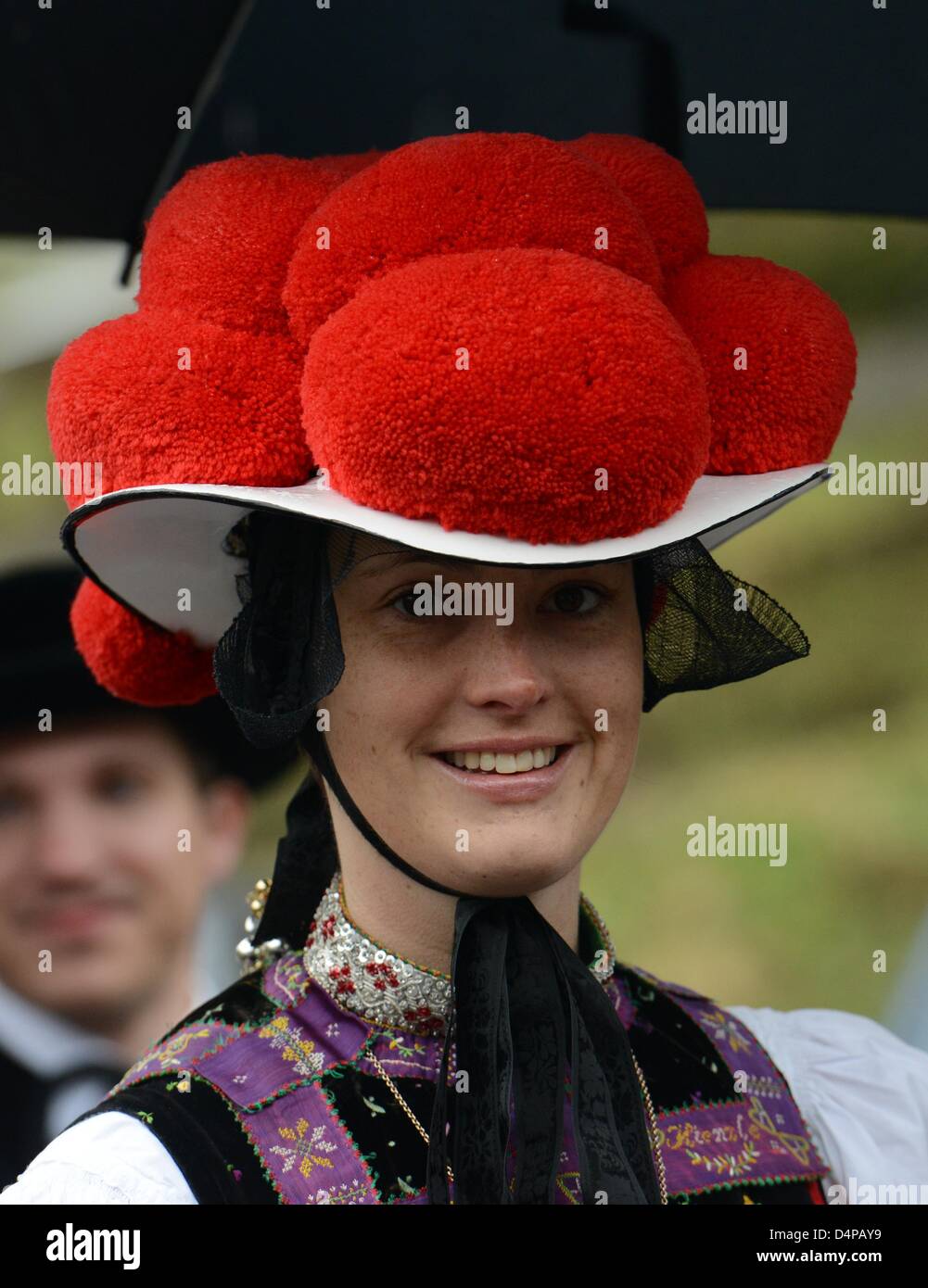 Una chica joven, candidato para la confirmación, viste ropas tradicionales  como ella walka en su camino a la iglesia en Kirnbach, Alemania, 17 de  marzo de 2013. Es una tradición en el