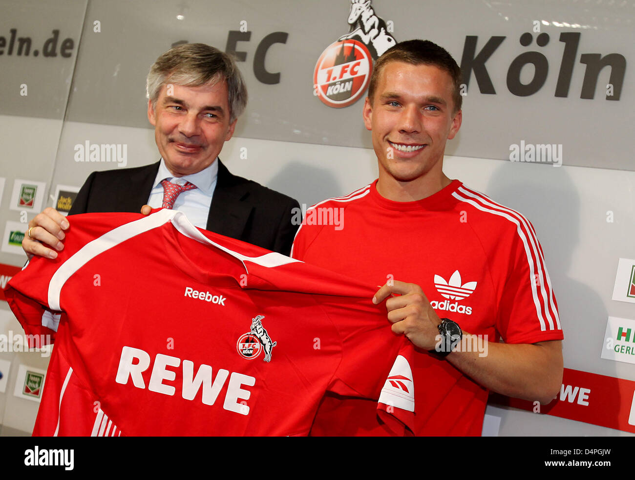 El futbolista alemán Lukas Podolski (R) presenta su nueva jersey junto al  director Michael Maier durante una conferencia de prensa de la Bundesliga  alemana de fútbol FC Colonia en Colonia, Alemania, 24