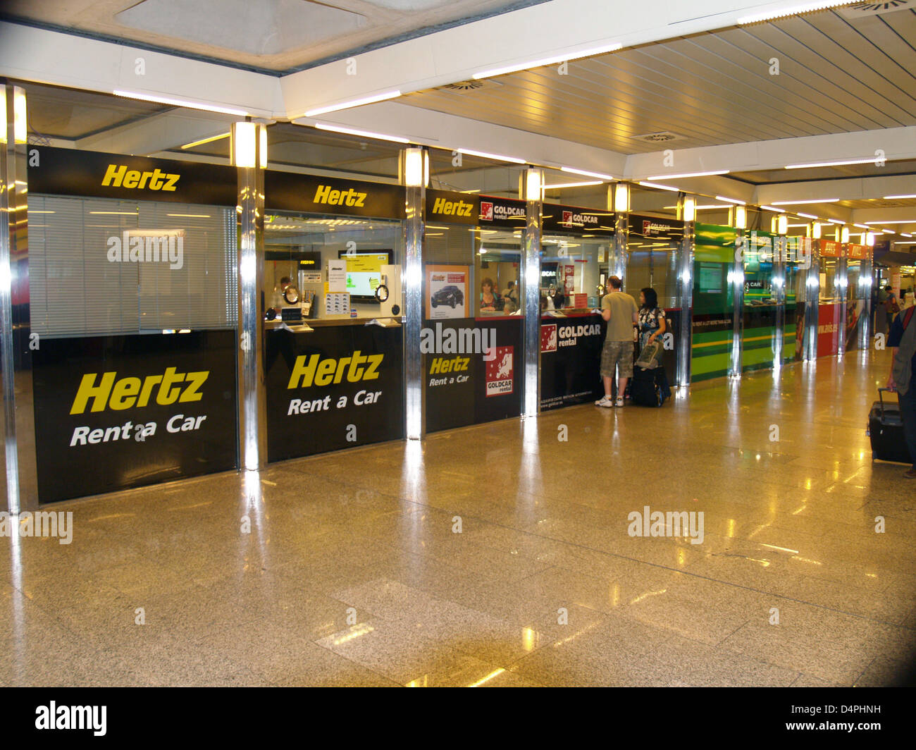 Los viajeros intentan alquilar un coche en el aeropuerto de Palma de  Mallorca, España, 21 de junio de 2009. A esta fecha, los viajeros a Mallorca  no tiene que preocuparse por tener