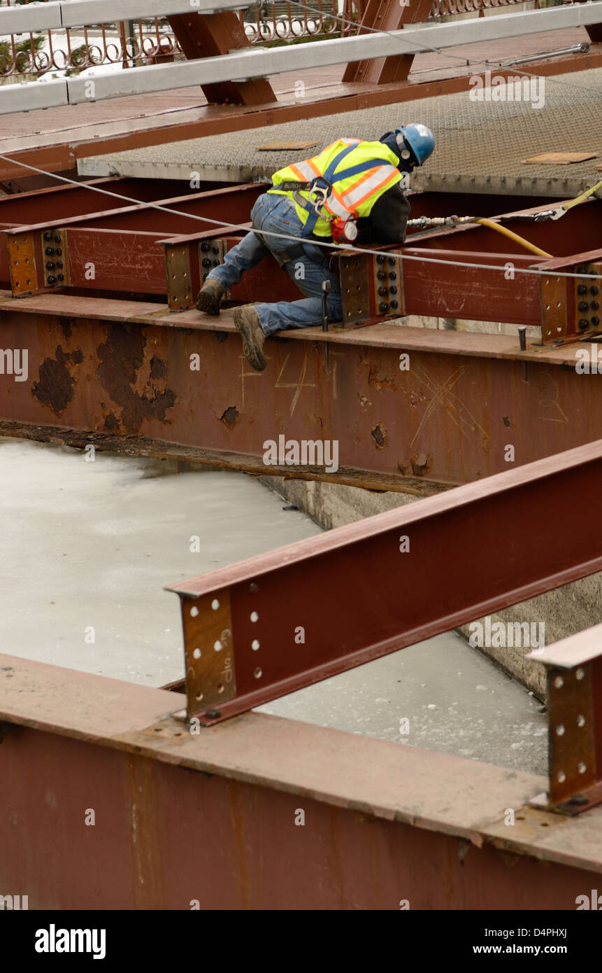 Trabajo de acero en el histórico puente sobre el Canal Erie. para reparar infraestructura de NY.. Foto de stock