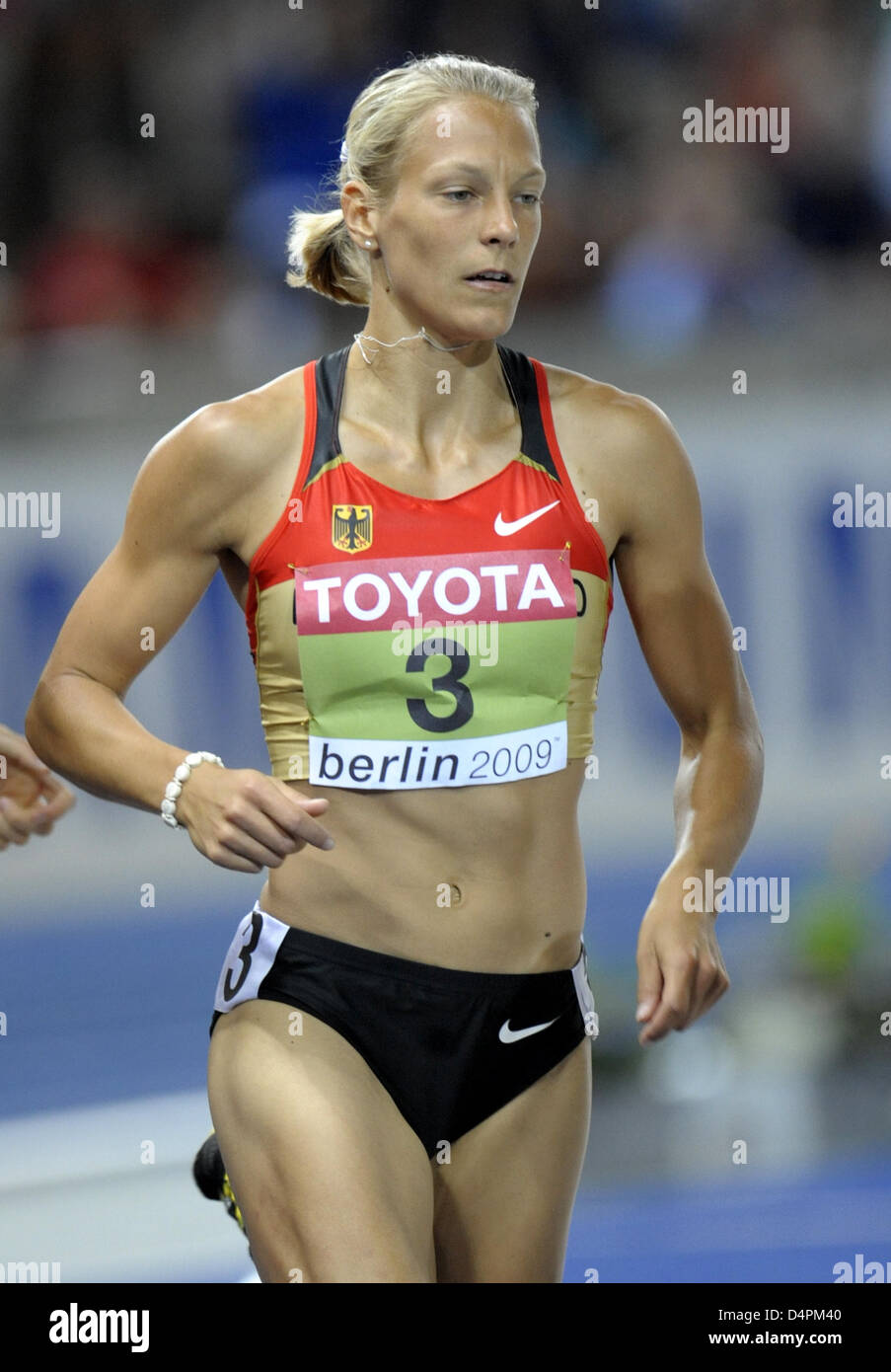 Alemán Jennifer Oeser se muestra en acción durante la final de 800m de competición del heptathlon en el 12º Campeonato del Mundo IAAF de Atletismo en Berlín, Alemania, el 16 de agosto de 2009. Oeser ganó la medalla de plata. Foto: Aníbal Foto de stock