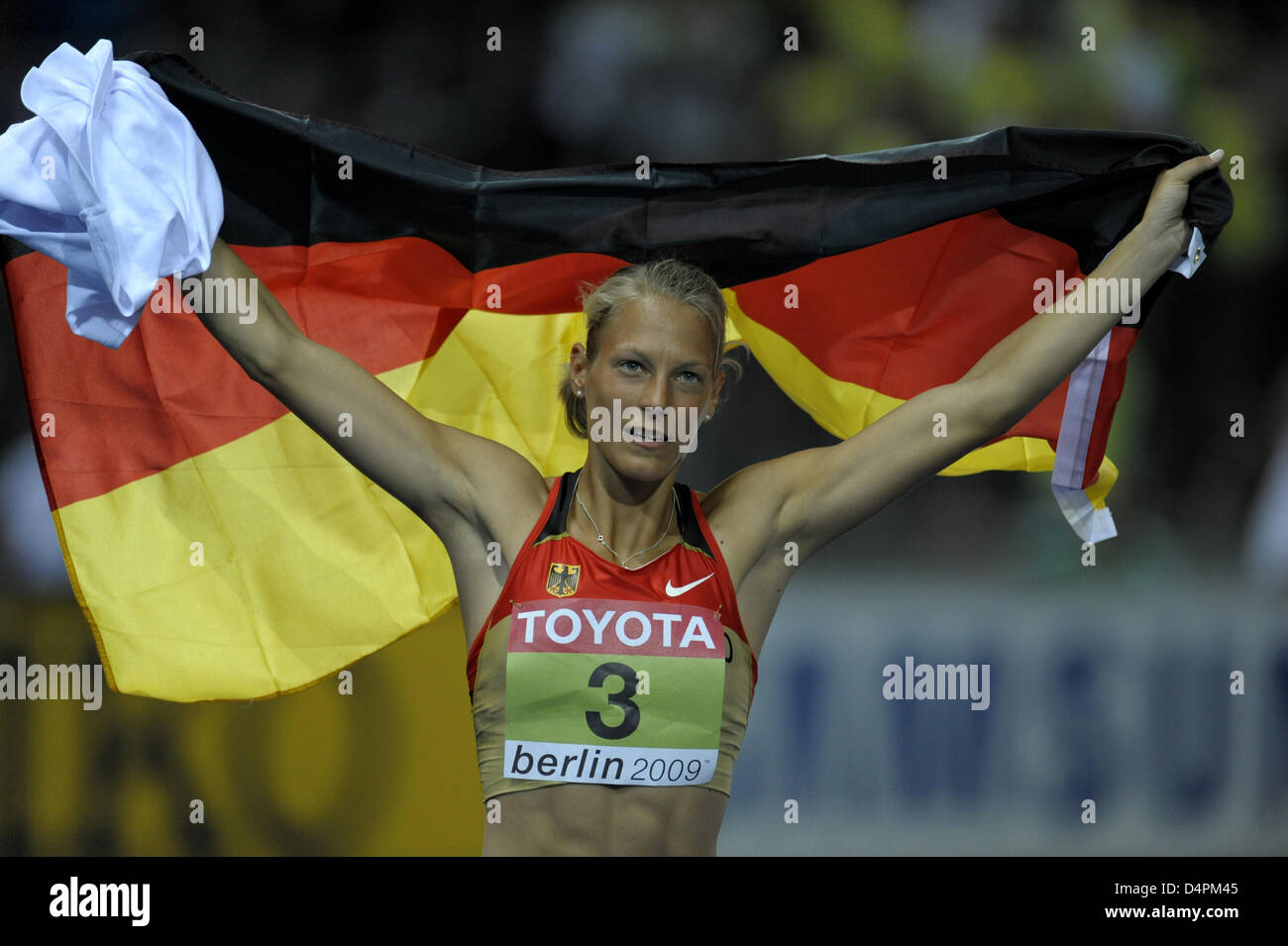 Alemán Jennifer Oeser celebra su segundo lugar en el heptathlon en el XII Campeonato del Mundo IAAF de Atletismo en Berlín, Alemania, el 16 de agosto de 2009. Foto: Aníbal Foto de stock