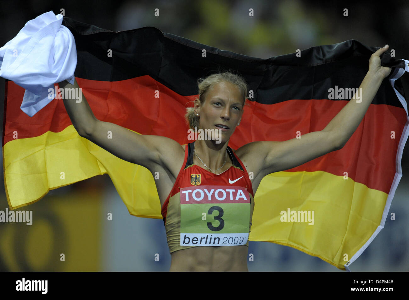 Alemán Jennifer Oeser celebra su segundo lugar en el heptathlon en el XII Campeonato del Mundo IAAF de Atletismo en Berlín, Alemania, el 16 de agosto de 2009. Foto: Aníbal Foto de stock