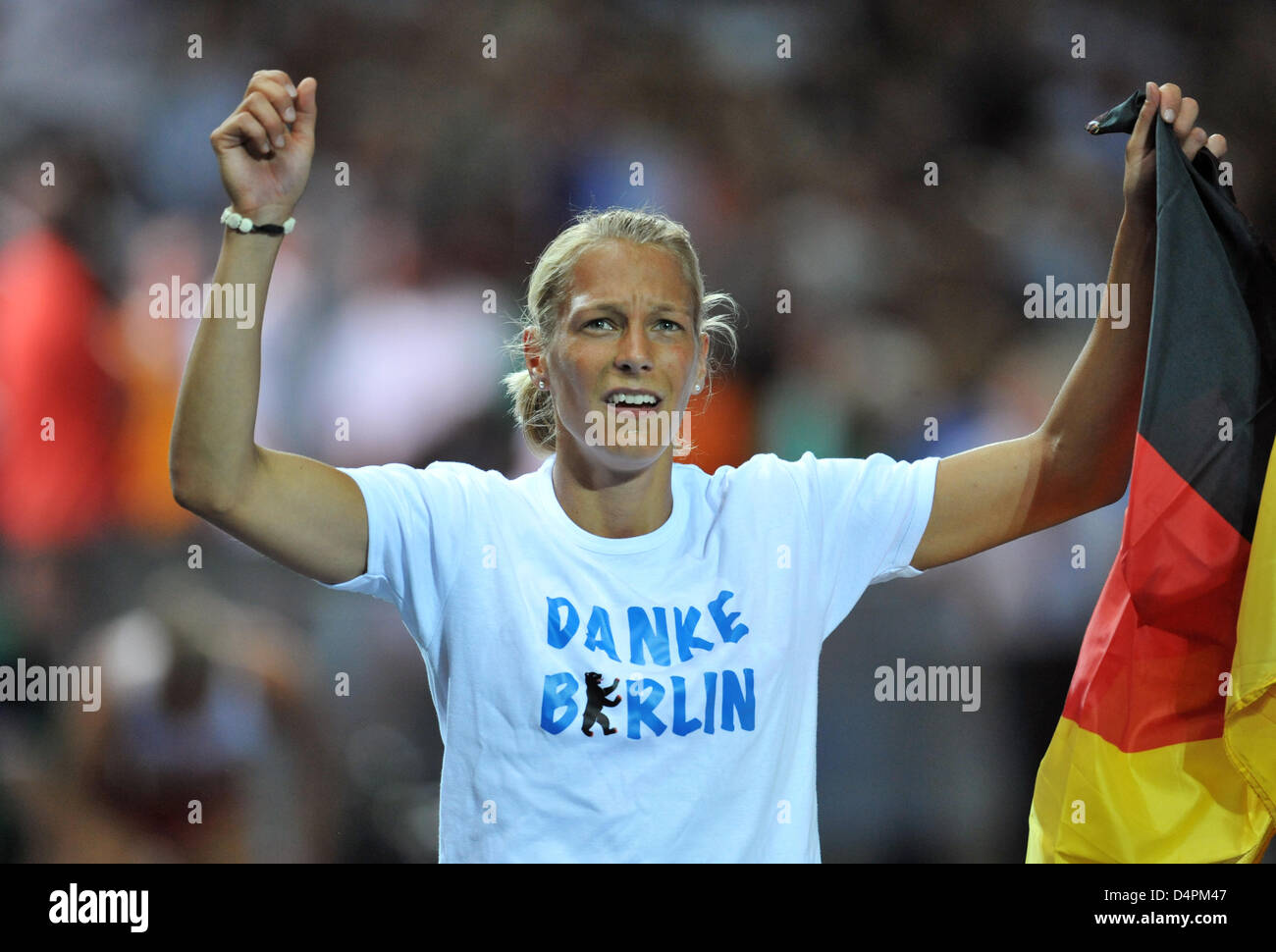 Alemán Jennifer Oeser celebra su segundo lugar en el heptathlon en el XII Campeonato del Mundo IAAF de Atletismo en Berlín, Alemania, el 16 de agosto de 2009. Foto: Bernd Thyssen Foto de stock