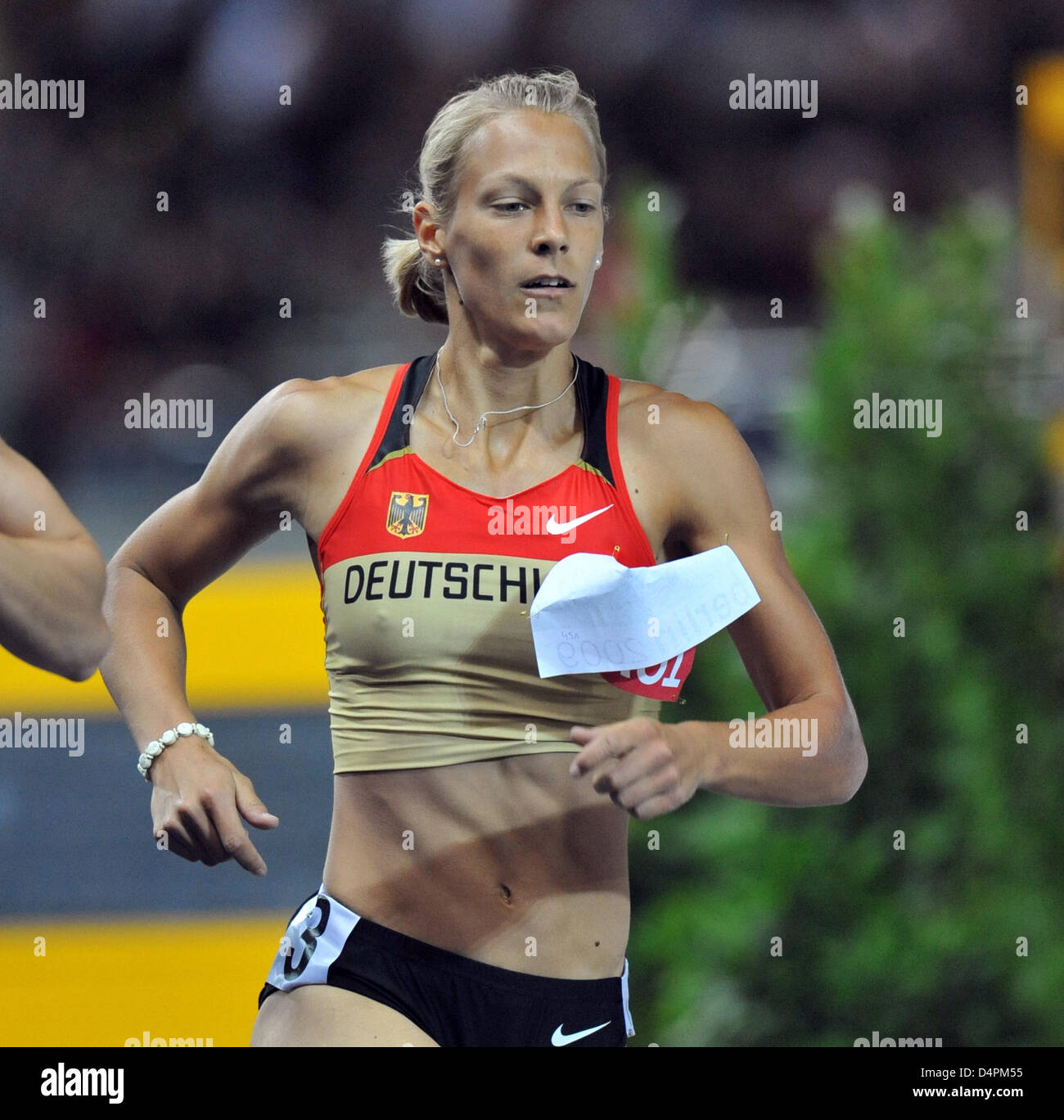 Alemán Jennifer Oeser se muestra en acción durante la final de 800m de competición del heptathlon en el 12º Campeonato del Mundo IAAF de Atletismo en Berlín, Alemania, el 16 de agosto de 2009. Oeser ganó la medalla de plata. Foto: Bernd Thyssen Foto de stock