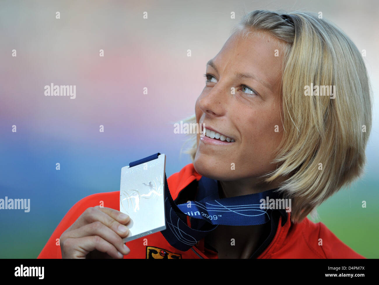 Alemán Jennifer Oeser muestra su medalla de plata durante la ceremonia de entrega de medallas Heptathlon en el XII Campeonato del Mundo IAAF de Atletismo, Berlín, Alemania, el 17 de agosto de 2009. Foto: Bernd Thyssen Foto de stock