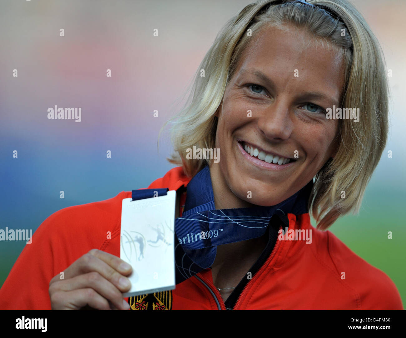 Alemán Jennifer Oeser muestra su medalla de plata durante la ceremonia de entrega de medallas Heptathlon en el XII Campeonato del Mundo IAAF de Atletismo, Berlín, Alemania, el 17 de agosto de 2009. Foto: Bernd Thyssen Foto de stock