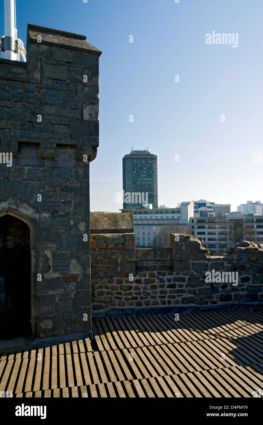 Pearl assurance construir desde la torre del castillo de Cardiff Gales Foto de stock