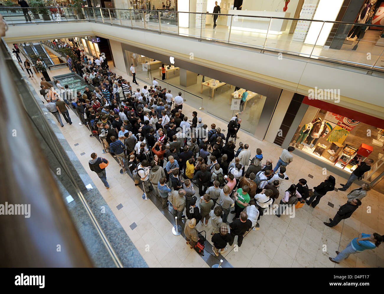 Varios cientos de clientes y los fans de Apple esperar a ser admitido en la  nueva Apple Store en el mall Alstertal en Hamburgo, Alemania, 29 de agosto  de 2009. La informática