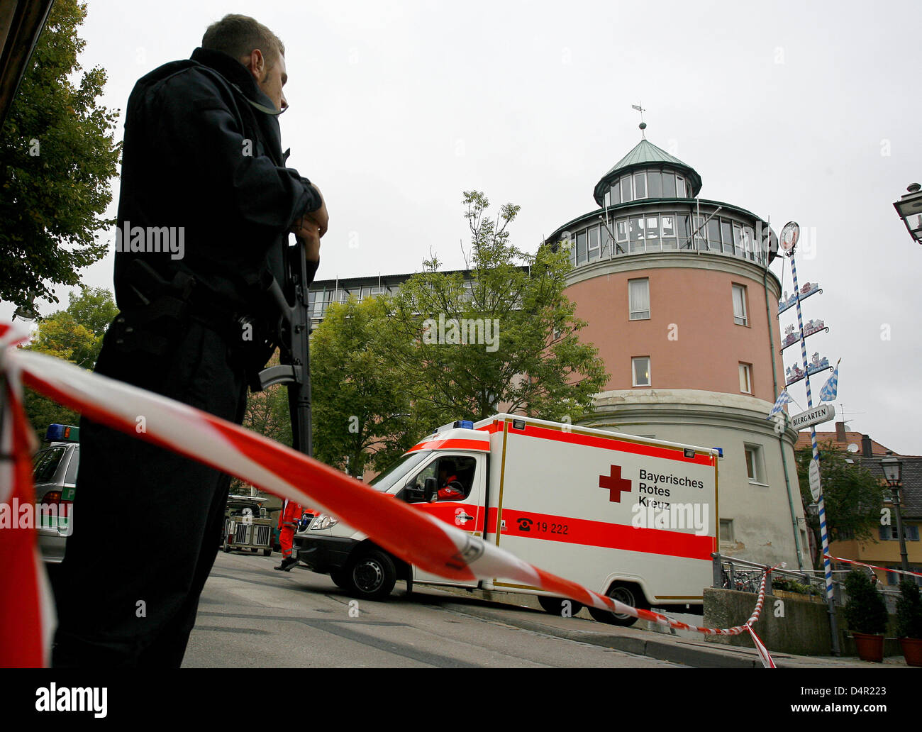 La policía cierra la escuela Carolinum en Ansbach, Alemania, el 17 de septiembre de 2009. A los 19 años, alumno de la escuela agredieron e hirieron a cuatro compañeros. El delincuente fue detenido, el motivo, así como la secuencia es todavía confusa. Foto: DANIEL KARMANN Foto de stock