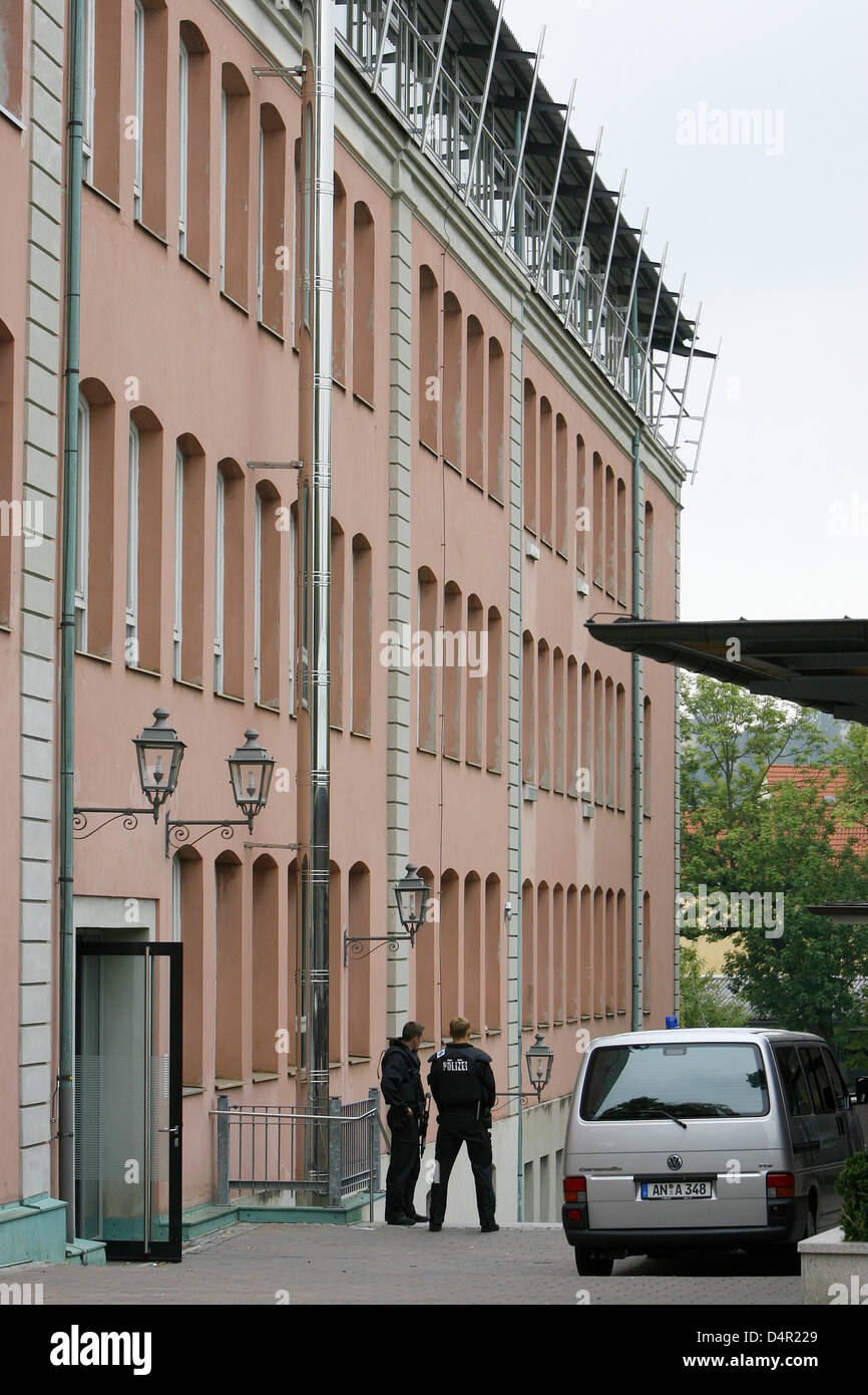 La policía cierra la escuela Carolinum en Ansbach, Alemania, el 17 de septiembre de 2009. A los 19 años, alumno de la escuela agredieron e hirieron a cuatro compañeros. El delincuente fue detenido, el motivo, así como la secuencia es todavía confusa. Foto: DANIEL KARMANN Foto de stock
