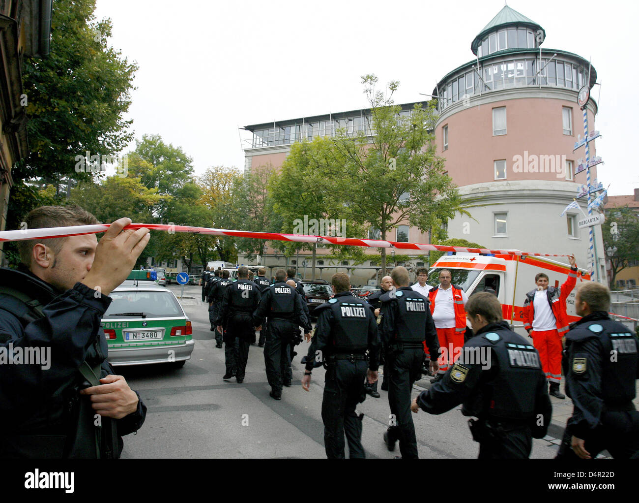 Las fuerzas de policía entrar en la escuela Carolinum en Ansbach, Alemania, el 17 de septiembre de 2009. A los 19 años, alumno de la escuela agredieron e hirieron a cuatro compañeros. El delincuente fue detenido, el motivo, así como la secuencia es todavía confusa. Foto: DANIEL KARMANN Foto de stock
