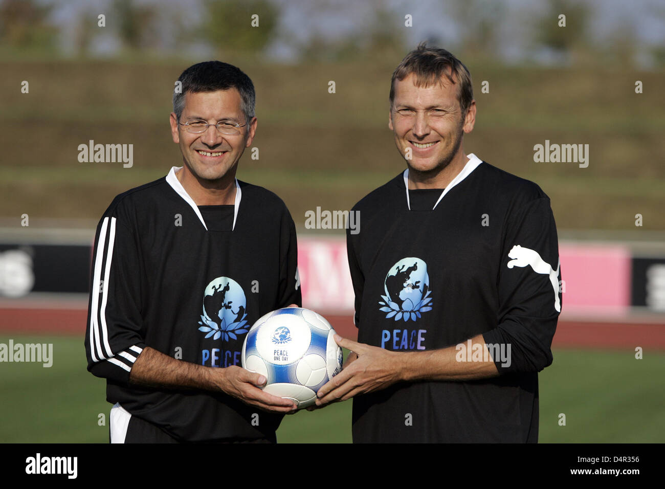 CEO de Adidas, Herbert Hainer (L), y el CEO de Puma, Jochen Zeitz, en el  campo de fútbol, antes de un amistoso entre los dos lados de la empresa en  Herzogenaurach, Alemania,