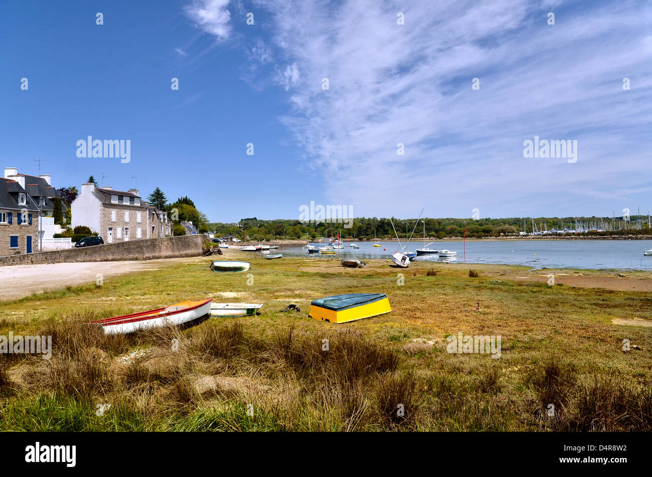 Pequeñas embarcaciones en el litoral de la Forêt-Fouesnant, municipio en el departamento de Finistère en la región de Bretaña en Francia Foto de stock