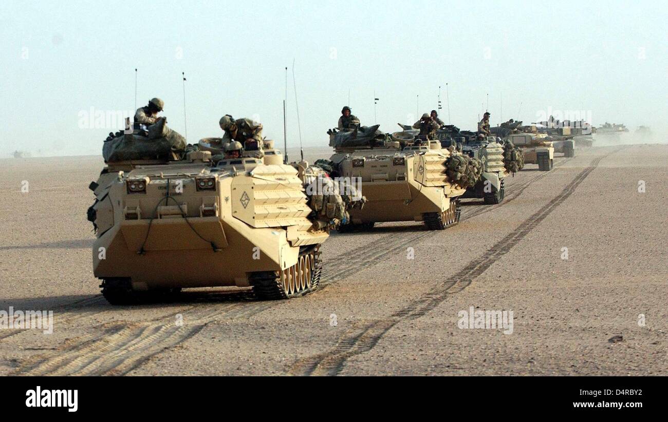 Los Convoyes De Vehiculos Anfibios Y Tanques De Combate De Tipo M1 A1 Abrahams Del 1er Batallon De Tanques De La 1ª Division De Marines Estadounidenses Antes De Su Campamento Coyote En Kuwait