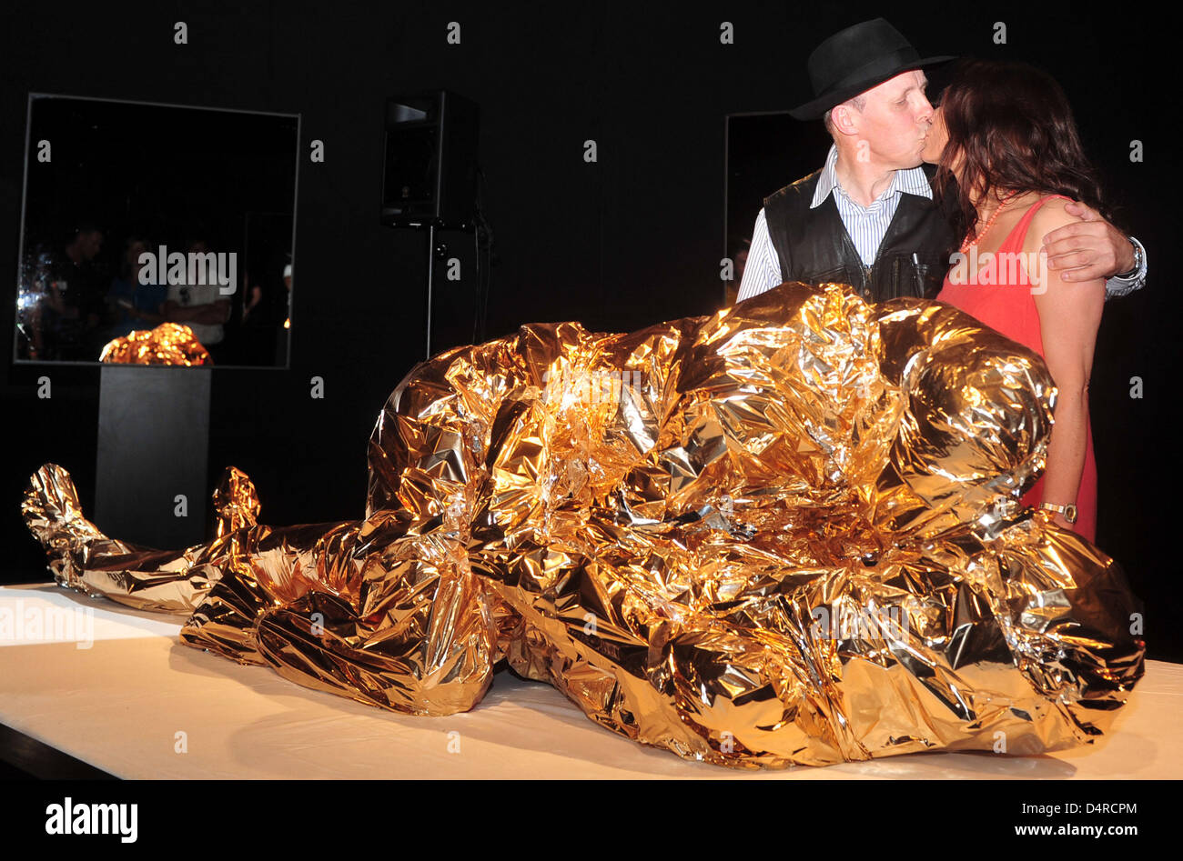 Organismo polémico Gunther von Hagens preparateur besa a su esposa Angelina Whalley detrás de cuerpos cubiertos muestra durante el sexo en la exposición