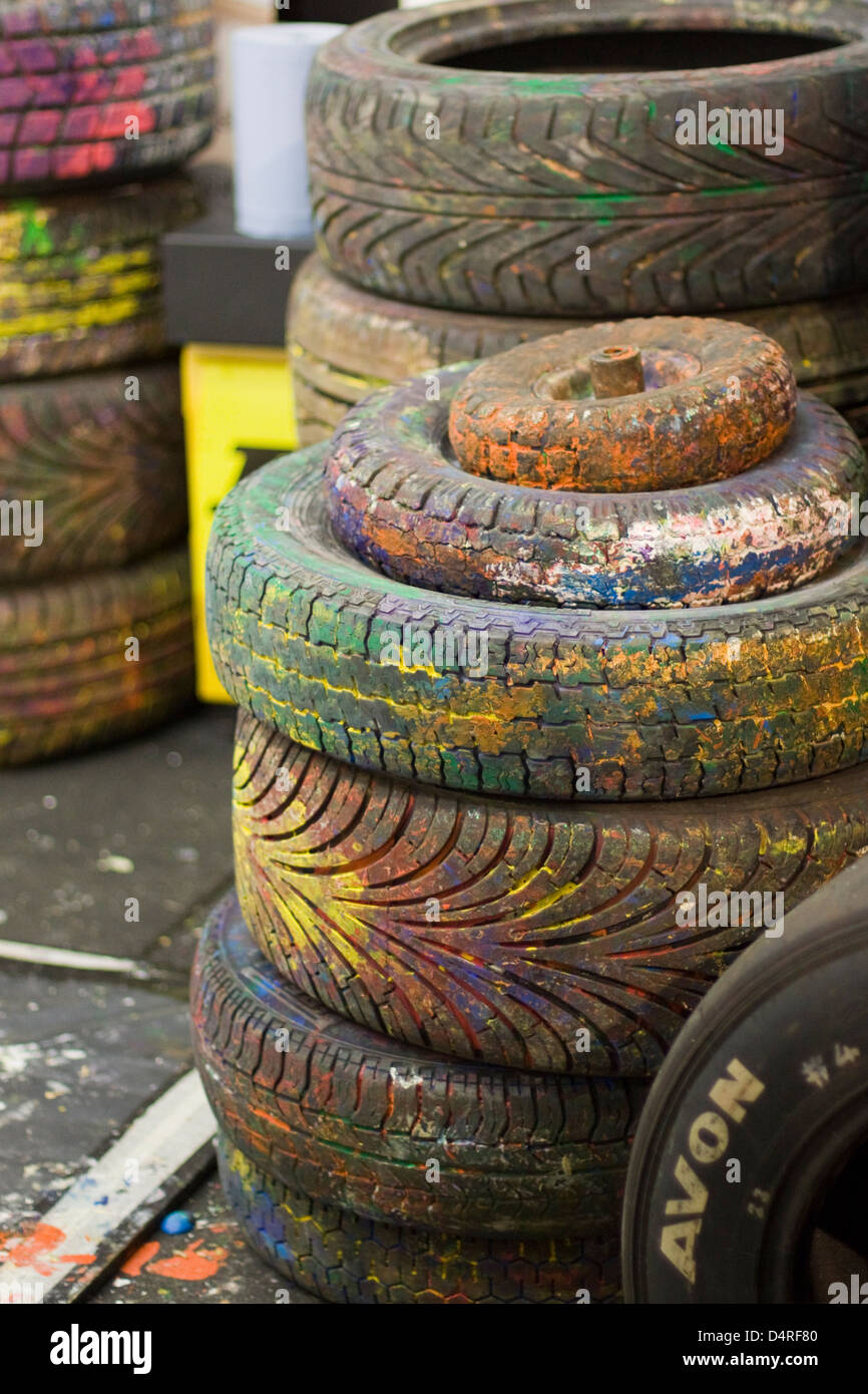 Los neumáticos de coches cubiertos de pintura en aerosol Art Attack Foto de stock