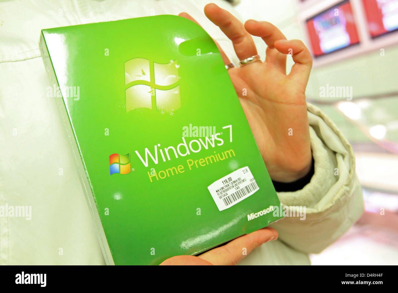 Un cliente tiene un paquete de software del nuevo sistema operativo Windows  7 de Microsoft en frente de una tienda de electrónica de consumo Media Markt  en Hamburgo, Alemania, 22 de octubre