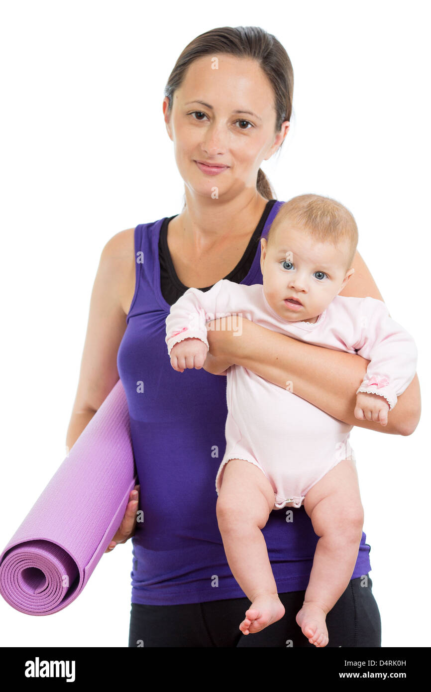 La madre va a hacer ejercicios físicos con su bebé Foto de stock