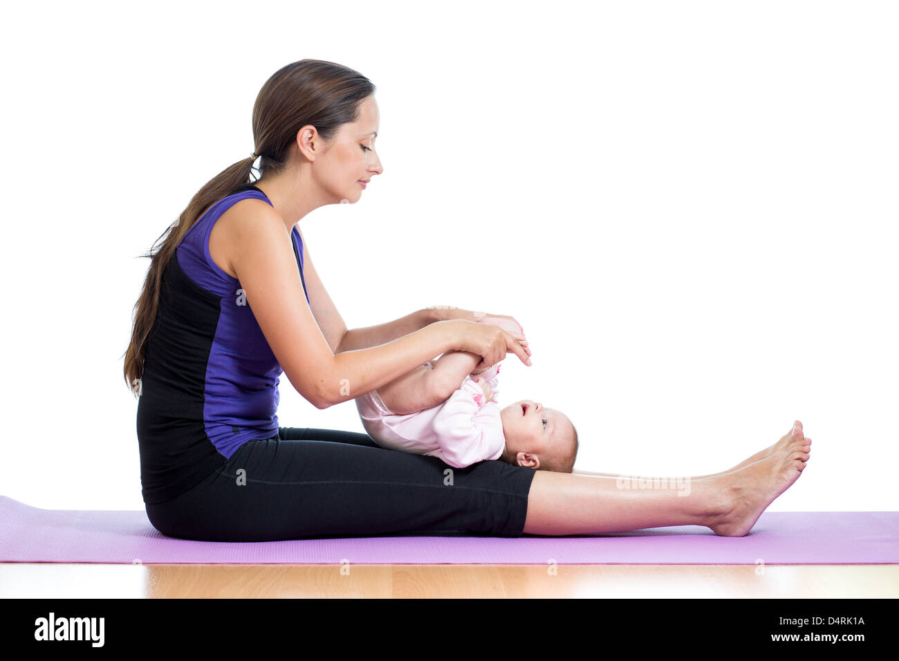 Madre haciendo ejercicio de yoga con su bebé Foto de stock