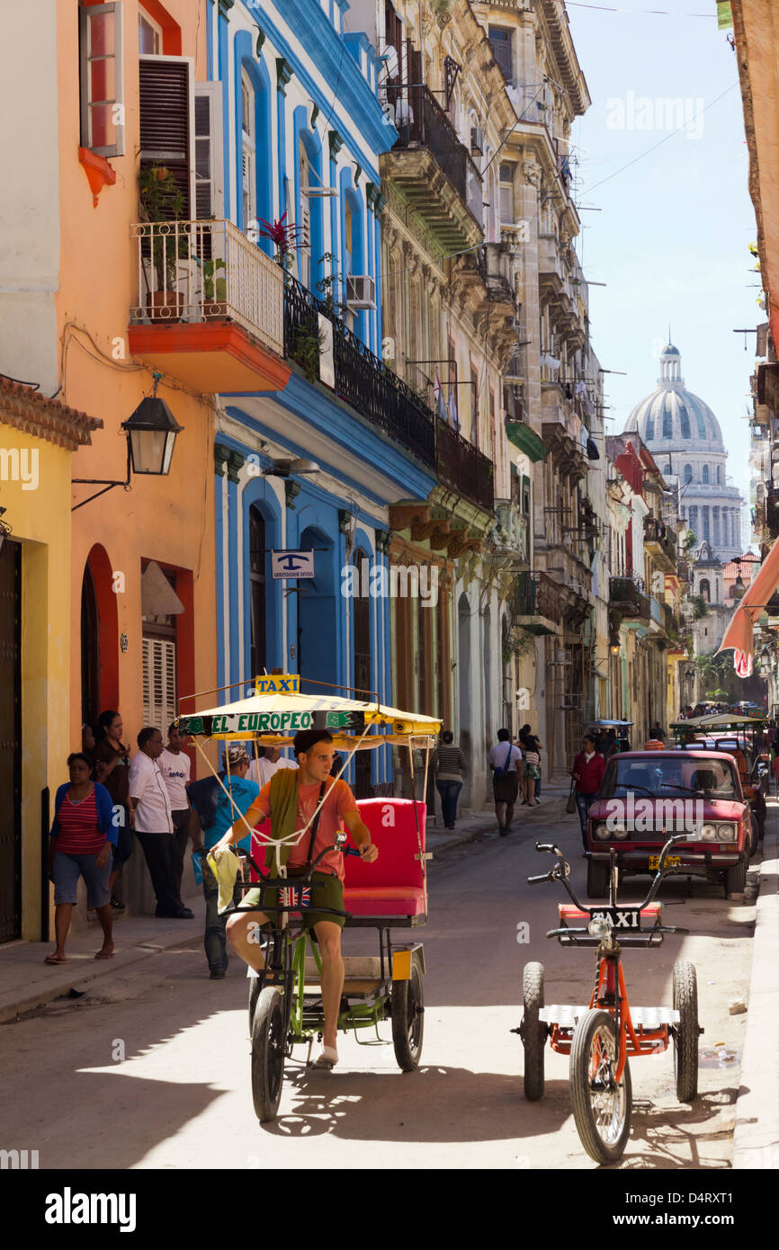 El rickshaw en la calle Brasil La Habana Cuba Foto de stock