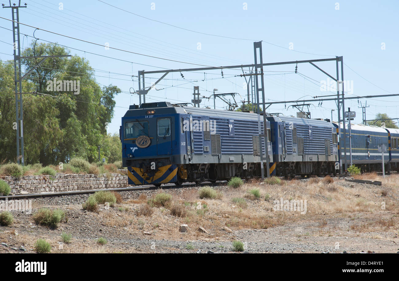 El Blue Train en el Karoo, en Sudáfrica Matjiesfontein famoso y lujoso tren Sudafricano Foto de stock
