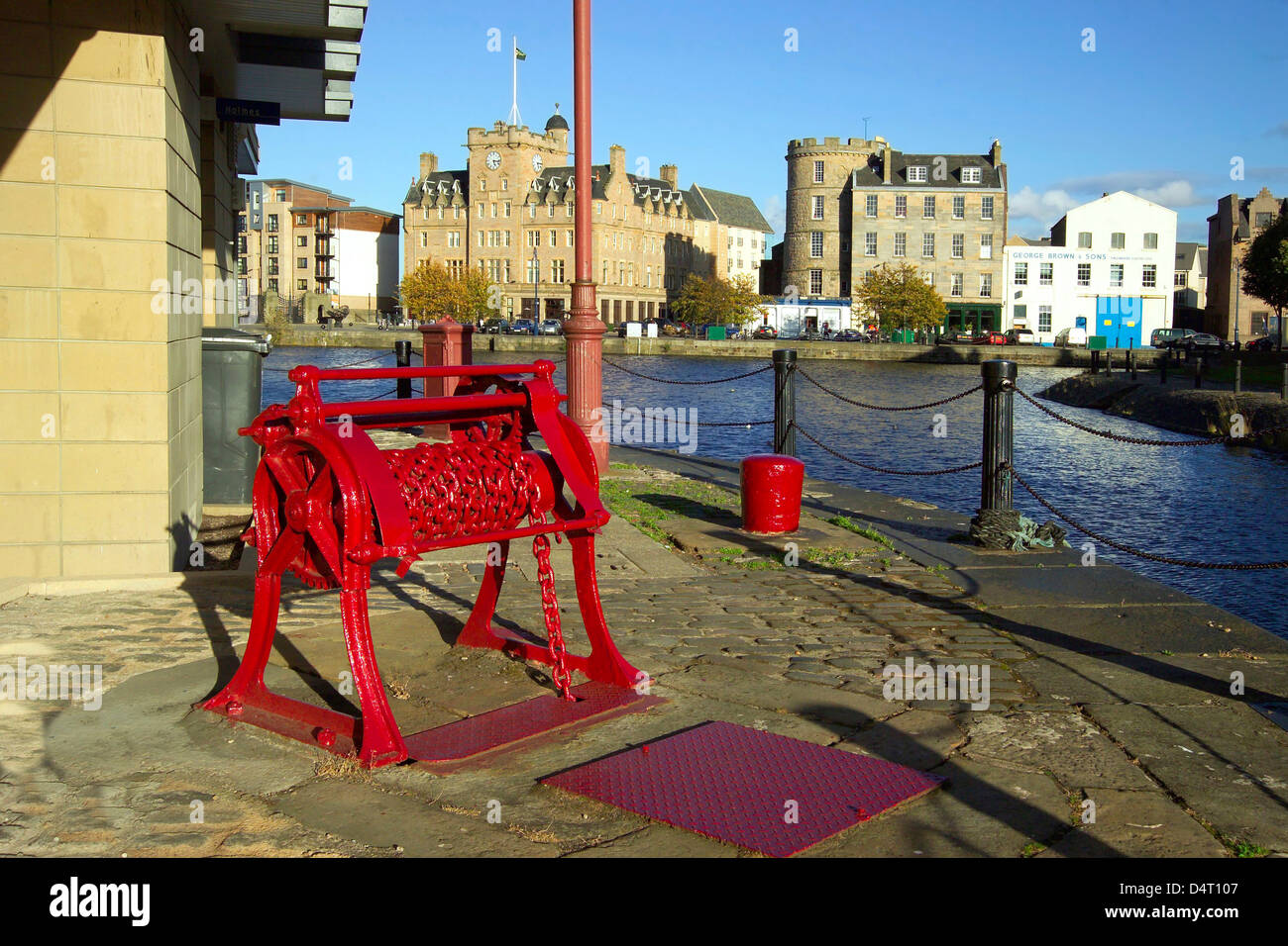 Leith waterfront con malacate restaurado rojo Foto de stock