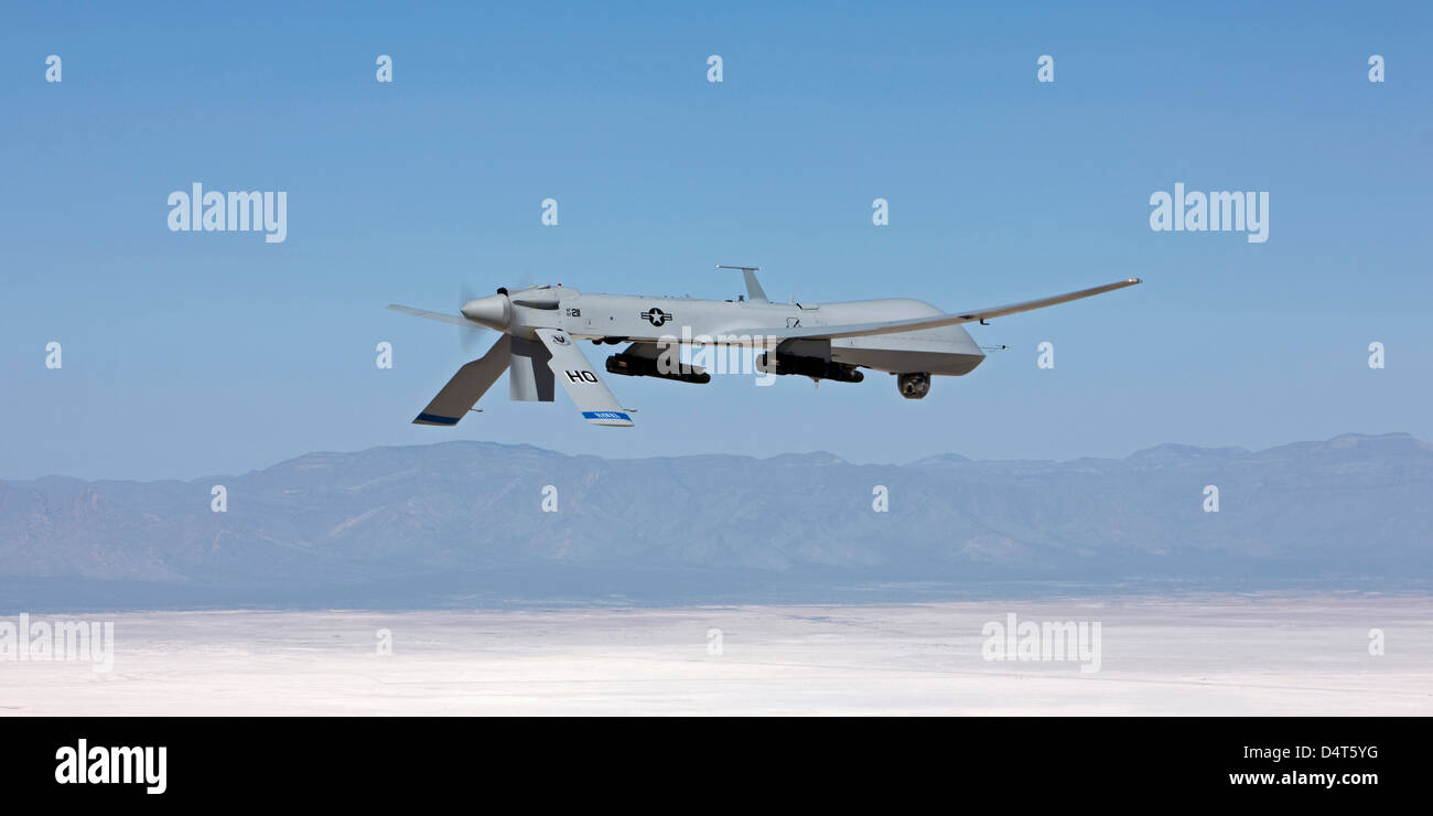 Un Predator MQ-1 vuela en una misión de entrenamiento sobre el White Sands National Monument en el sur de Nuevo México. Foto de stock