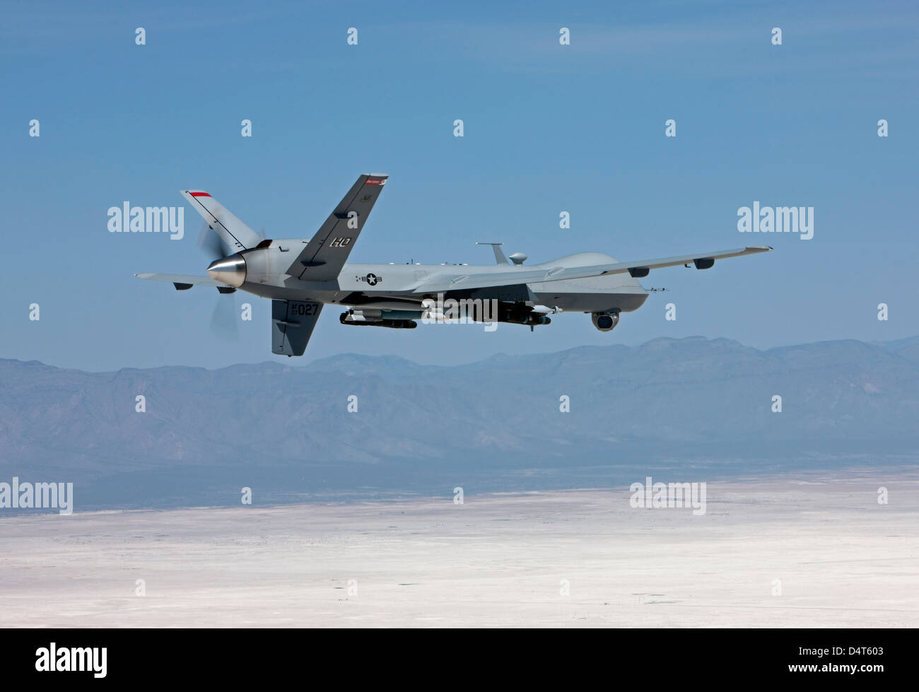 Un MQ-9 Reaper vuela en una misión de entrenamiento sobre el White Sands National Monument en el sur de Nuevo México. Foto de stock