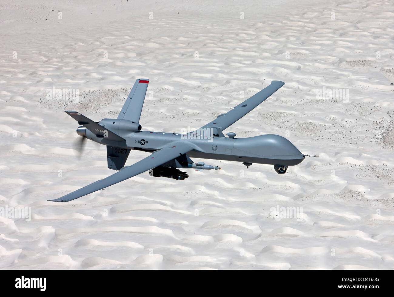 Un MQ-9 Reaper vuela en una misión de entrenamiento sobre el White Sands National Monument en el sur de Nuevo México. Foto de stock