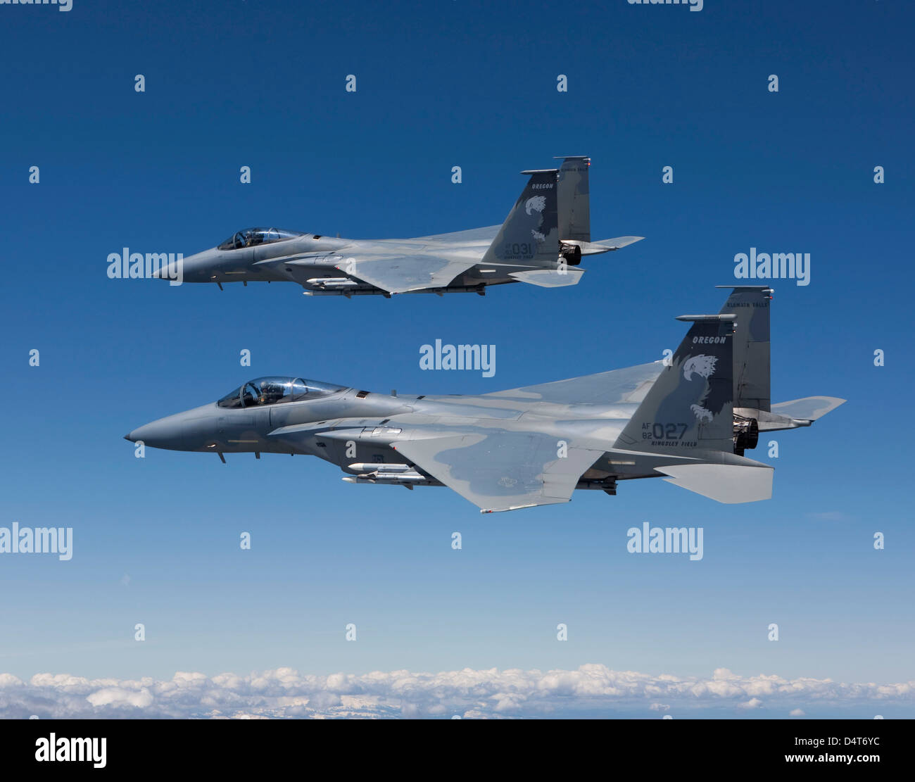 Dos F-15 Eagles de la 173ª Ala de caza conducta aire-aire sobre formación de Oregon Central. Foto de stock