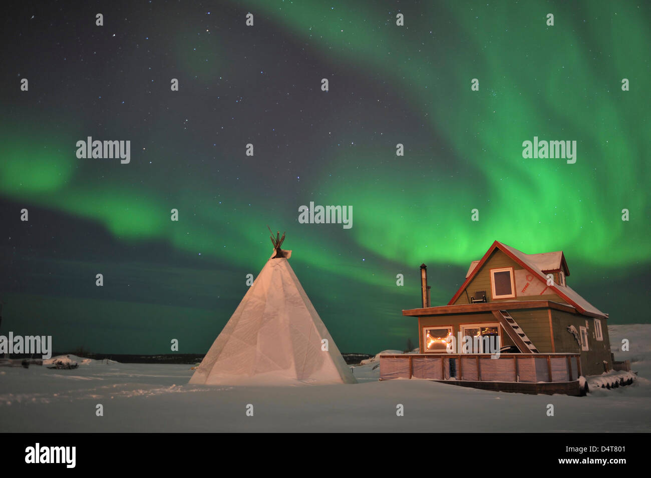 Aurora Borealis encima de aldea en Costa del Gran Lago de los esclavos, Yellowknife, Territorios del Noroeste, Canadá. Foto de stock