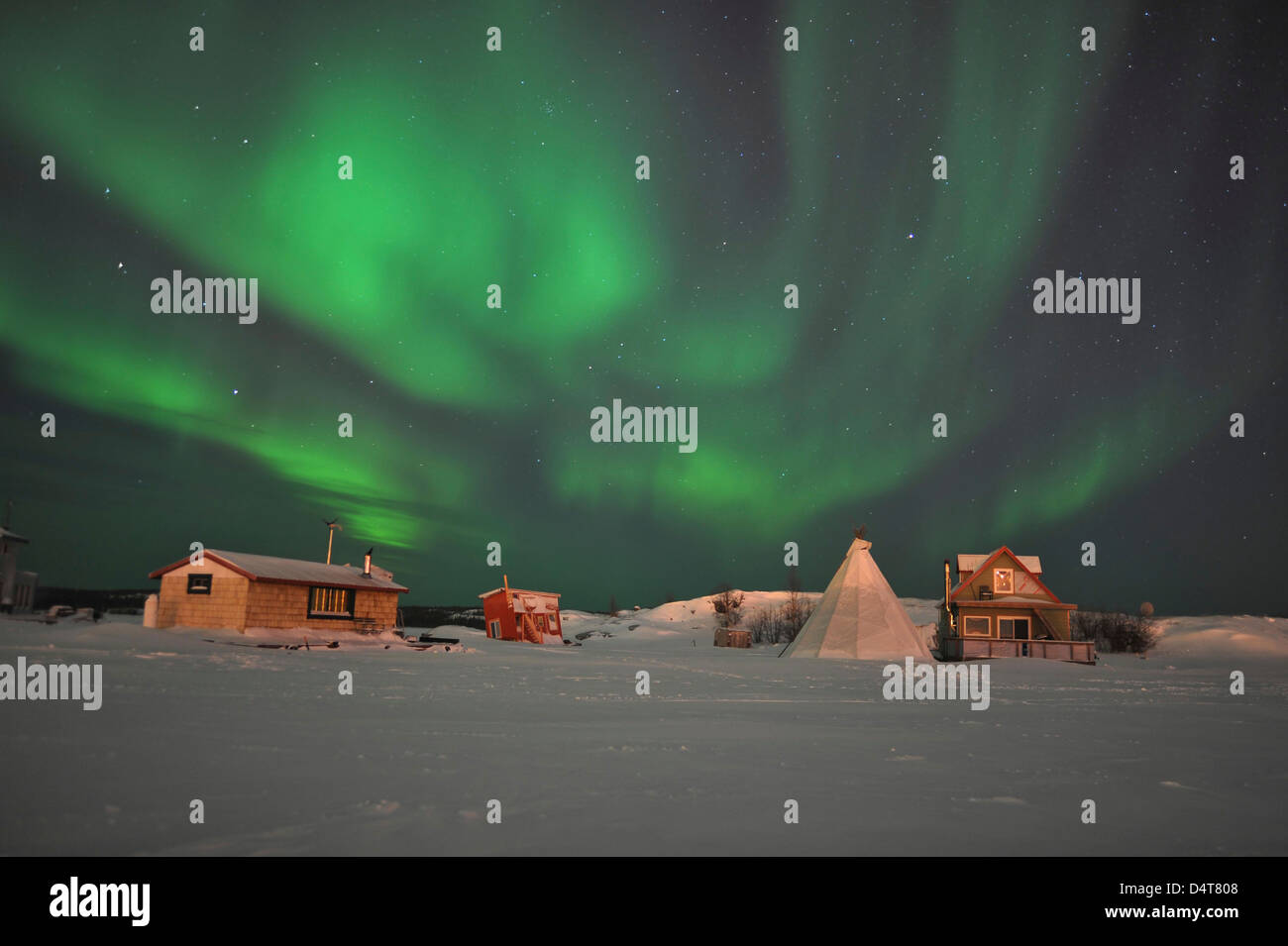 Aurora Borealis encima de aldea en Costa del Gran Lago de los esclavos, Yellowknife, Territorios del Noroeste, Canadá. Foto de stock