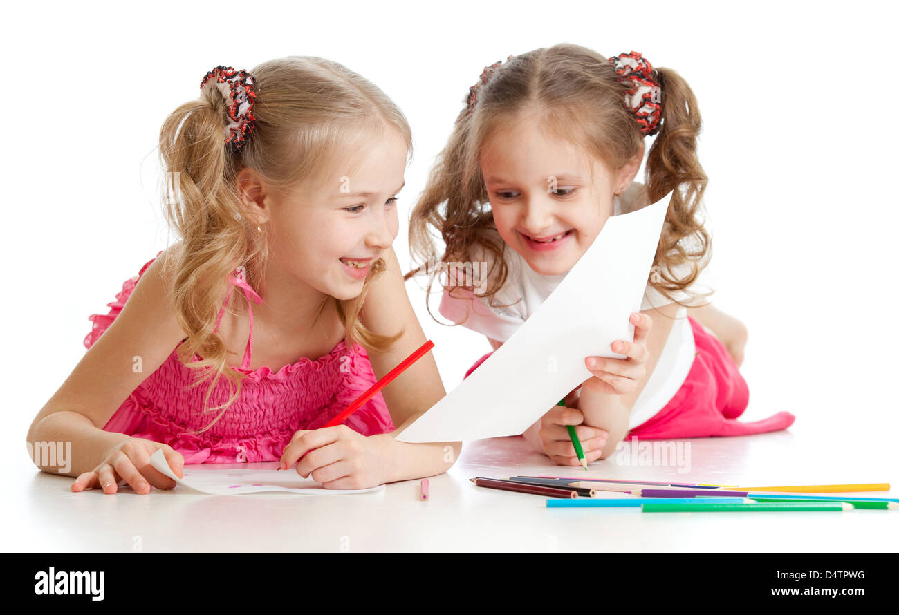 Dos niñas de dibujo con lápices de colores juntos. Centrarse en la chica en primer plano Foto de stock