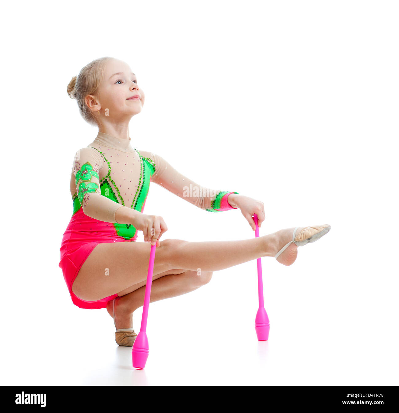 Hermosa niña gimnasta haciendo ejercicios sobre blanco Foto de stock