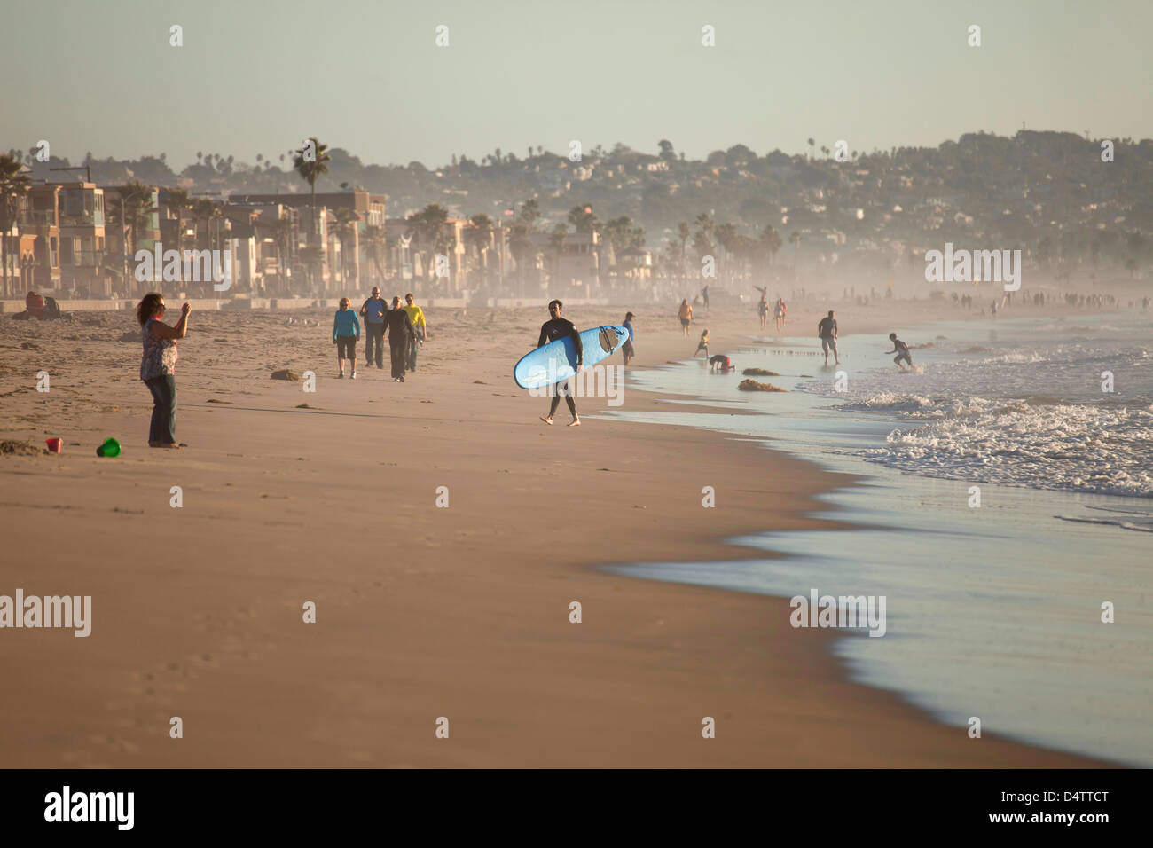 Surfista, Mission Beach en San Diego, California, Estados Unidos de América, EE.UU. Foto de stock