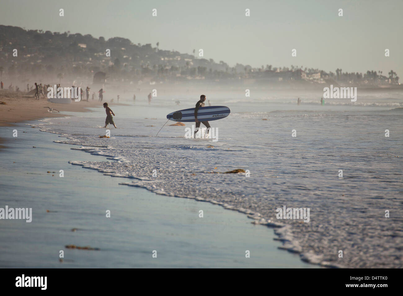 Surfista, Mission Beach en San Diego, California, Estados Unidos de América, EE.UU. Foto de stock