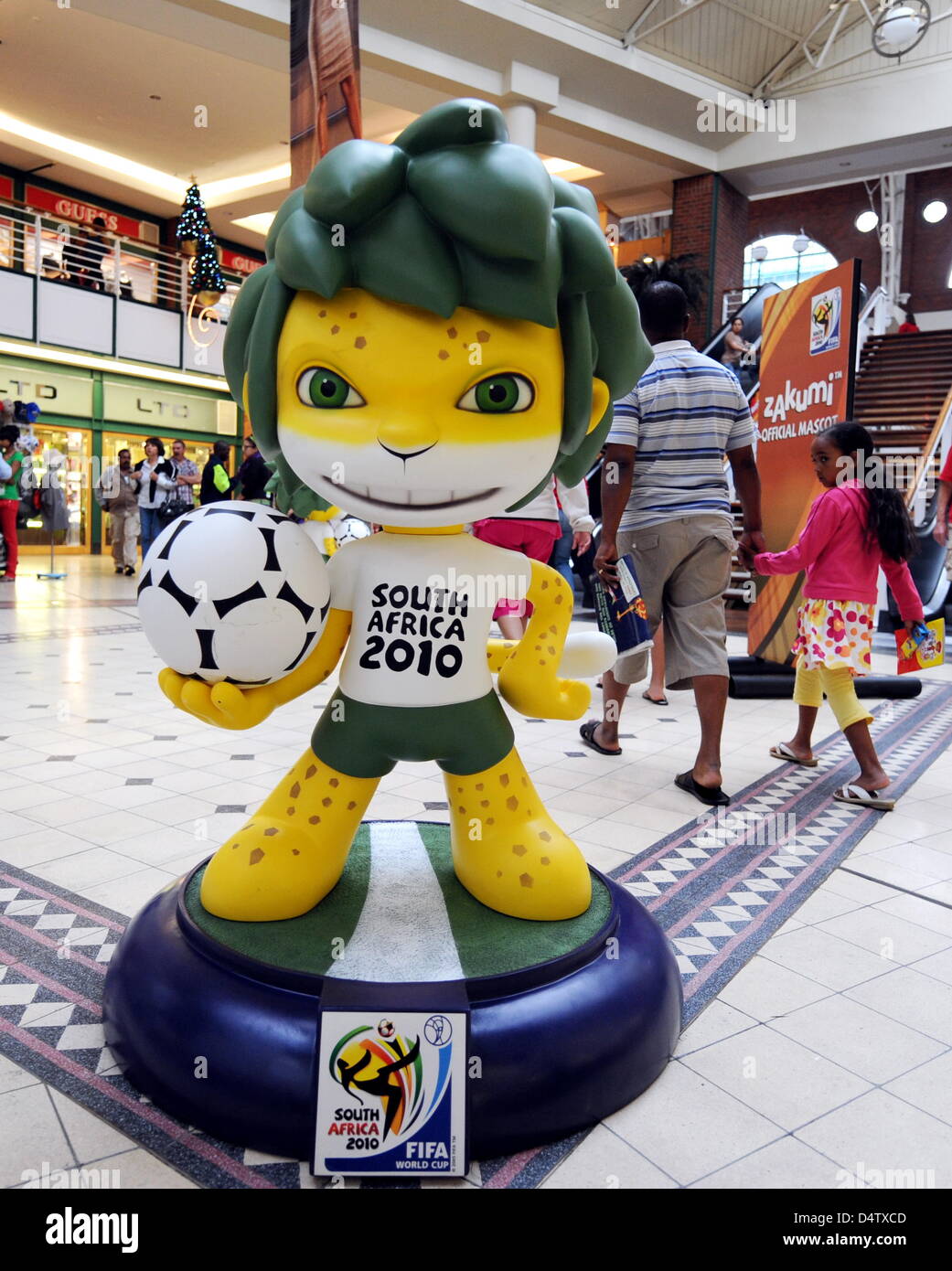 La mascota de la Copa Mundial de la FIFA 2010, Muñeco Zakumi, un leopardo  de desgaste en el fútbol, está en un centro comercial en Ciudad del Cabo,  Sudáfrica, 01 de diciembre